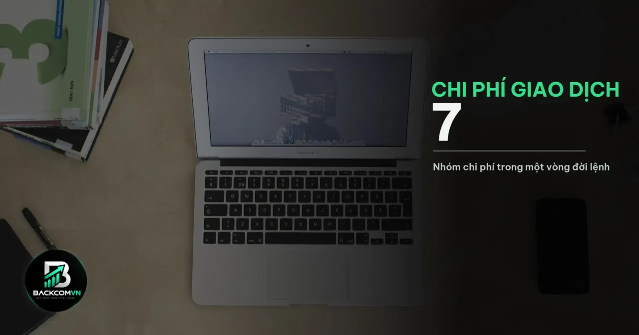 Máy tính xách tay trên bàn làm việc