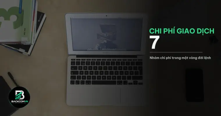 Máy tính xách tay trên bàn làm việc