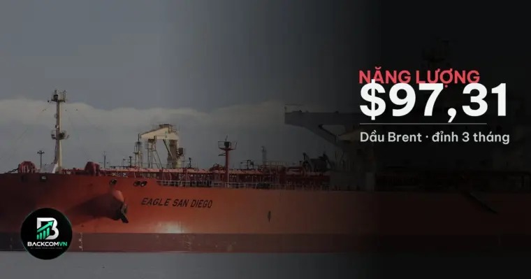 Tàu chở dầu thô trên biển minh hoạ giá dầu Brent lên vùng cao nhất ba tháng