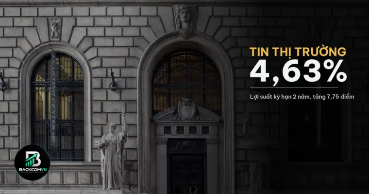 Sách và tài liệu tài chính trên bàn