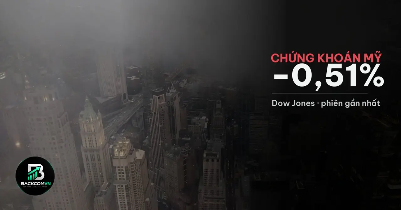 Các toà cao ốc khu tài chính Lower Manhattan trong mây đêm