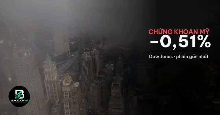 Các toà cao ốc khu tài chính Lower Manhattan trong mây đêm
