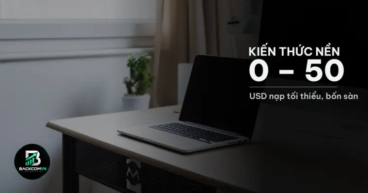 Đồng xu và tiền mặt trên bàn làm việc